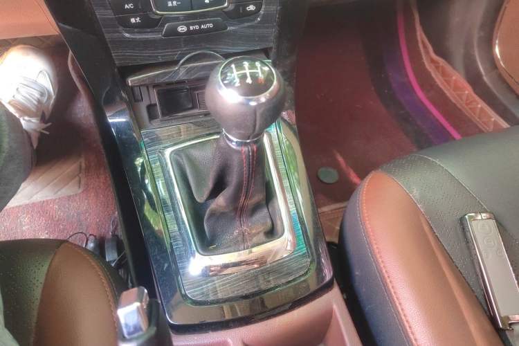 Used BYD Surui 2015 Revised Version 1.5L Manual Luxury Edition Gear Lever
