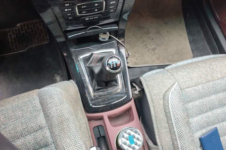 Used BYD Surui 2015 Revised Version 1.5L Manual Luxury Edition Gear Lever