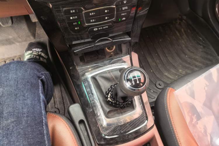 Used BYD Surui 2015 Revised Version 1.5L Manual Luxury Edition Gear Lever