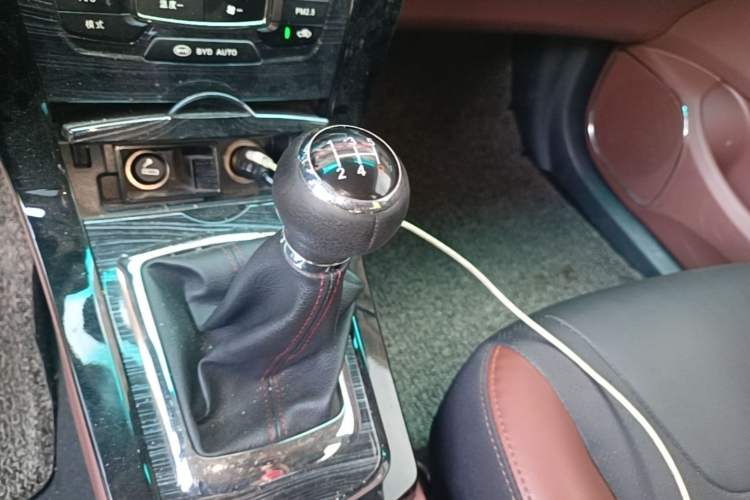 Used BYD Surui 2015 Revised Version 1.5L Manual Luxury Edition Gear Lever