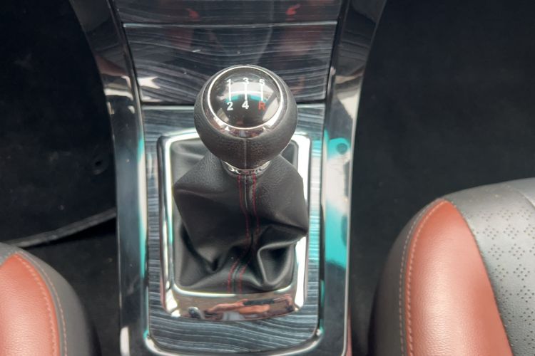 Used BYD Surui 2015 Revised Version 1.5L Manual Luxury Edition Gear Lever