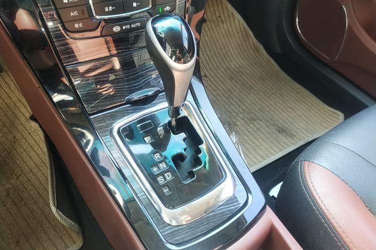 Used BYD Surui 2015 1.5L Automatic Luxury Model Gear Lever
