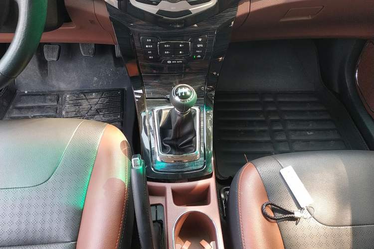 Used BYD Surui 2015 Revised Version 1.5L Manual Luxury Edition Gear Lever