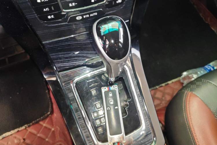 Used BYD Surui 2015 Revised Version 1.5L Automatic Luxury Edition Gear Lever