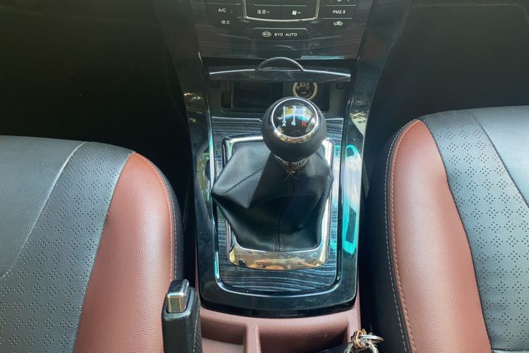 Used BYD Surui 2015 Revised Version 1.5L Manual Luxury Edition Gear Lever