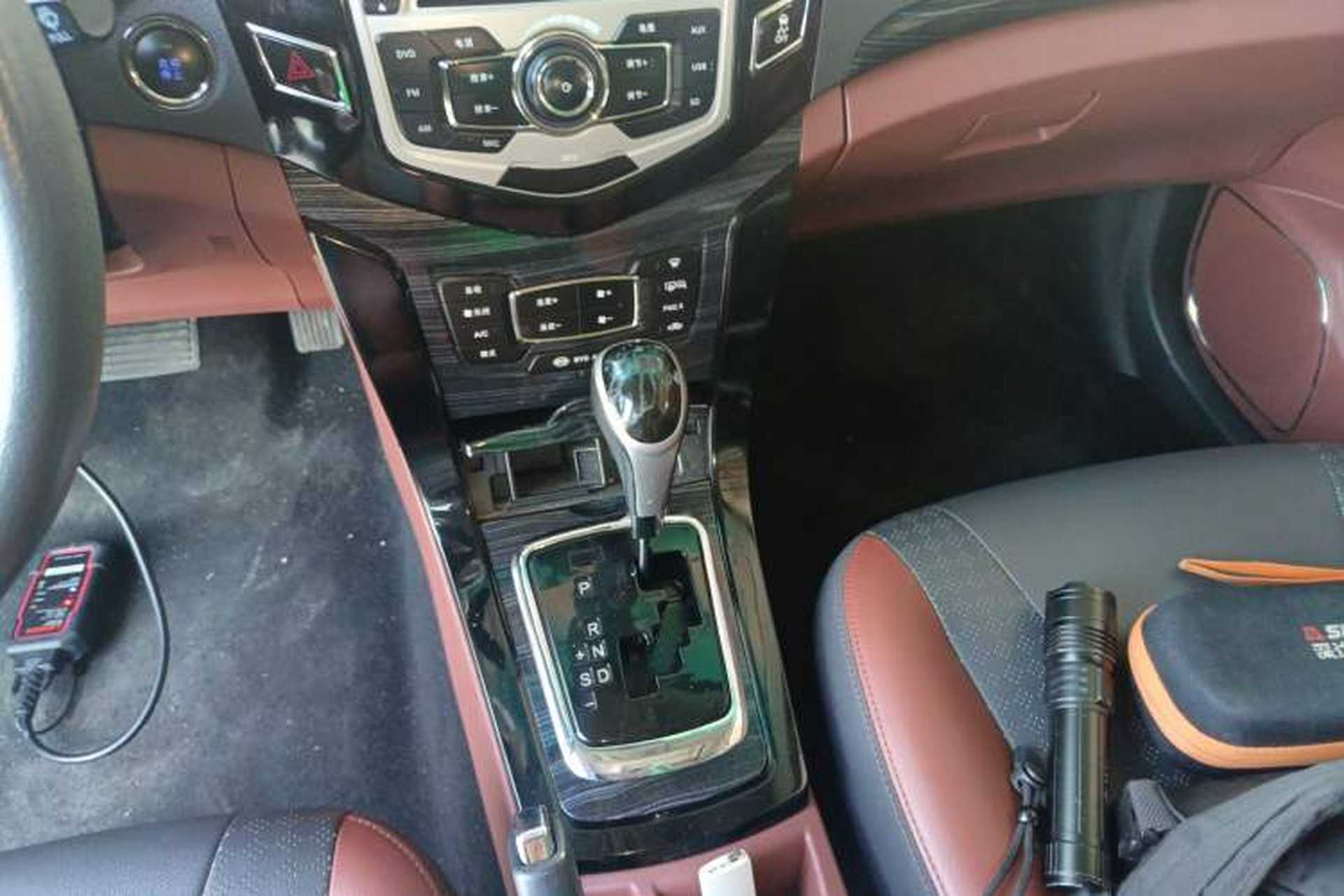 Used BYD Surui 2015 Revised Version 1.5L Automatic Luxury Edition Gear Lever
