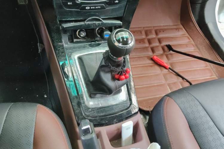 Used BYD Surui 2015 Revised Version 1.5L Manual Luxury Edition Gear Lever