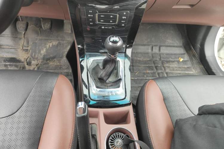 Used BYD Surui 2015 Revised Version 1.5L Manual Luxury Edition Gear Lever