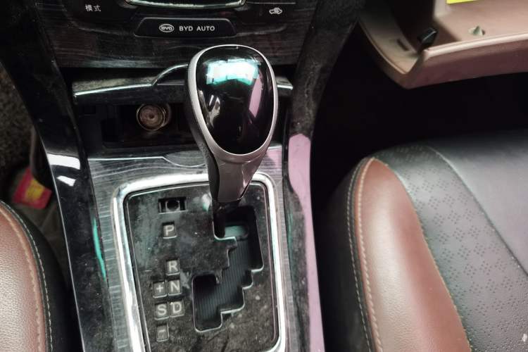 Used BYD Surui 2015 Revised Version 1.5L Automatic Luxury Edition Gear Lever