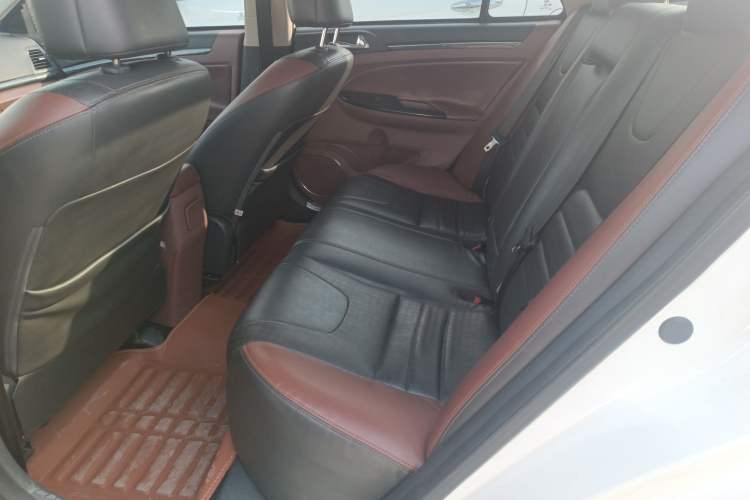 Used BYD Surui 2015 Revised Version 1.5L Manual Luxury Edition Interior 1