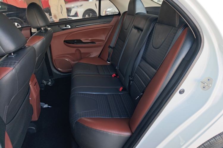 Used BYD Surui 2015 Revised Version 1.5L Automatic Luxury Edition Interior 1