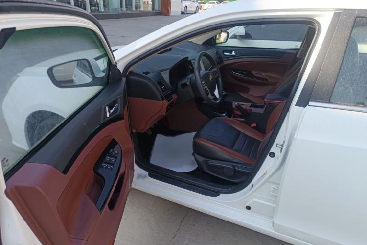 Used BYD Surui 2015 Revised Version 1.5L Manual Luxury Edition Interior 2