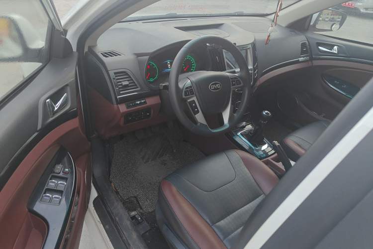 Used BYD Surui 2015 1.5L Manual Luxury Model Interior 2