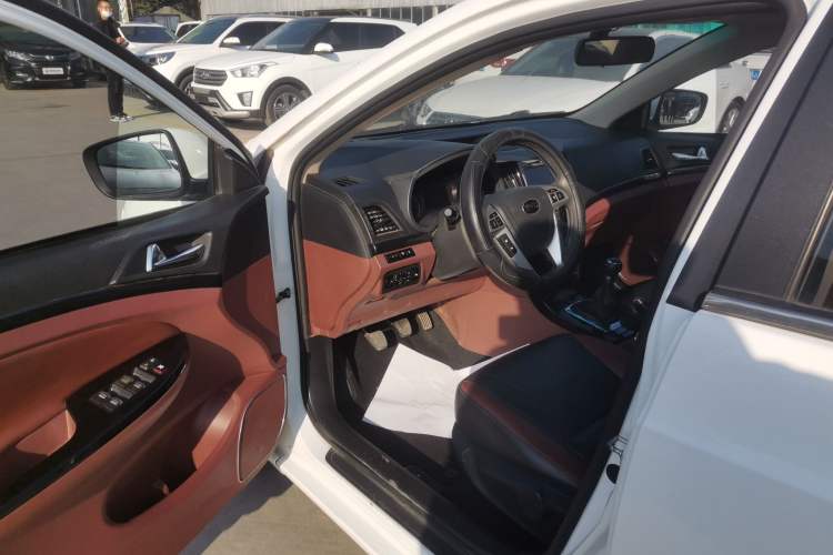 Used BYD Surui 2015 1.5L Manual Luxury Model Interior 2