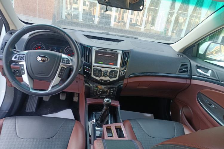 Used BYD Surui 2015 Revised Version 1.5L Manual Luxury Edition Interior 3