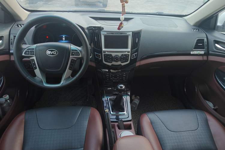 Used BYD Surui 2015 1.5L Manual Luxury Model Interior 3