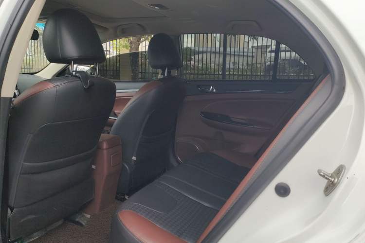 Used BYD Surui 2015 1.5L Manual Luxury Model Interior 3
