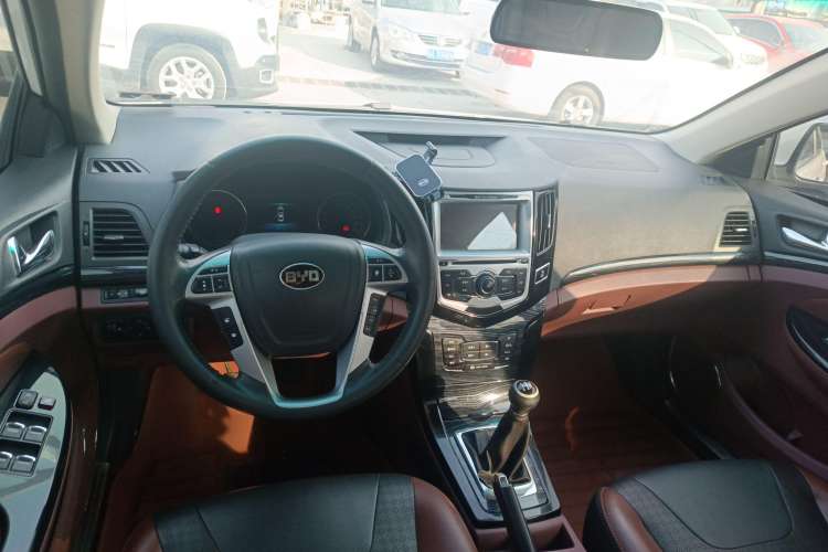 Used BYD Surui 2015 Revised Version 1.5L Manual Luxury Edition Interior 3