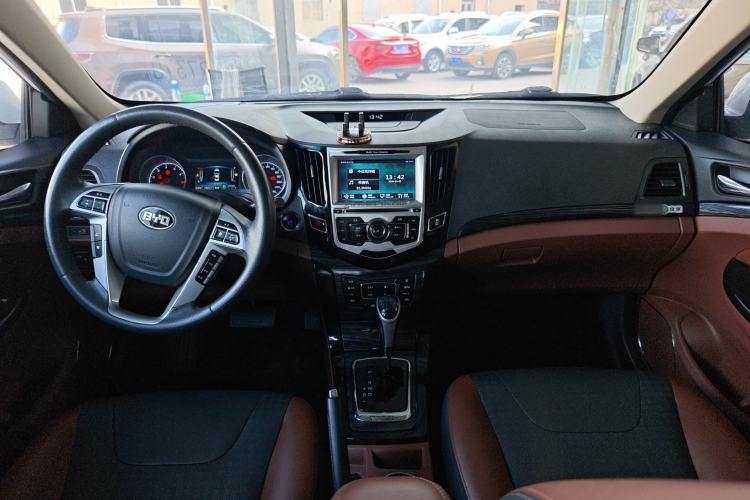 Used BYD Surui 2015 Revised Version 1.5L Automatic Luxury Edition Interior 3