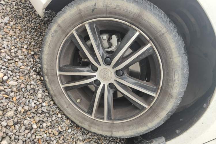 Used BYD Surui 2015 Revised Version 1.5L Manual Luxury Edition Left Front Wheel Hub