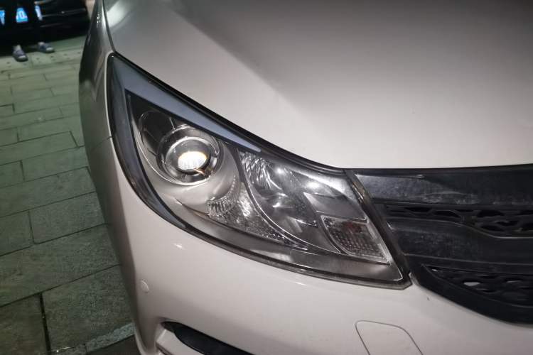 Used BYD Surui 2015 Revised Version 1.5L Automatic Luxury Edition Right Front Headlight