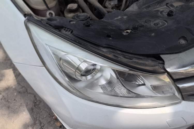 Used BYD Surui 2015 Revised Version 1.5L Manual Luxury Edition Right Front Headlight