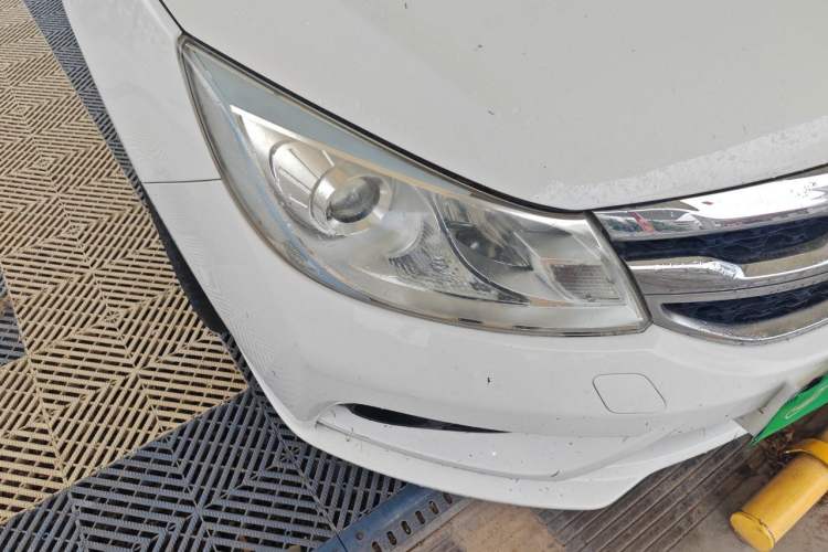 Used BYD Surui 2015 Revised Version 1.5L Automatic Luxury Edition Right Front Headlight