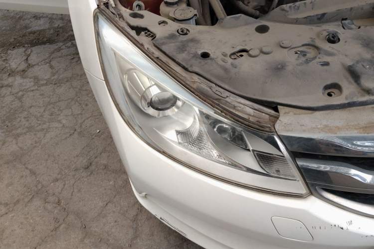 Used BYD Surui 2015 Revised Version 1.5L Manual Luxury Edition Right Front Headlight
