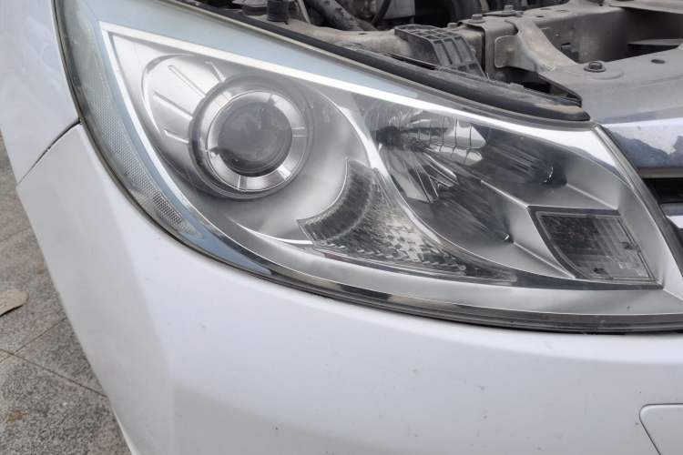 Used BYD Surui 2015 Revised Version 1.5L Automatic Luxury Edition Right Front Headlight