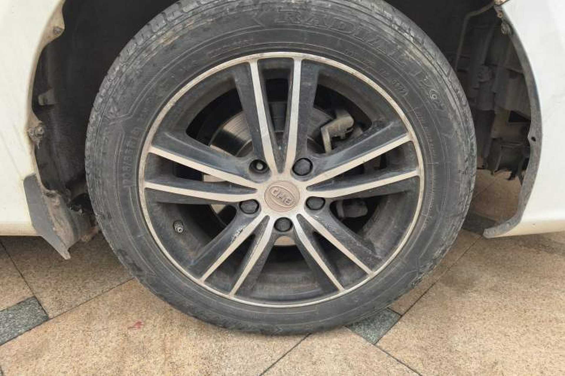 Used BYD Surui 2015 Revised Version 1.5L Automatic Luxury Edition Right Front Wheel Hub