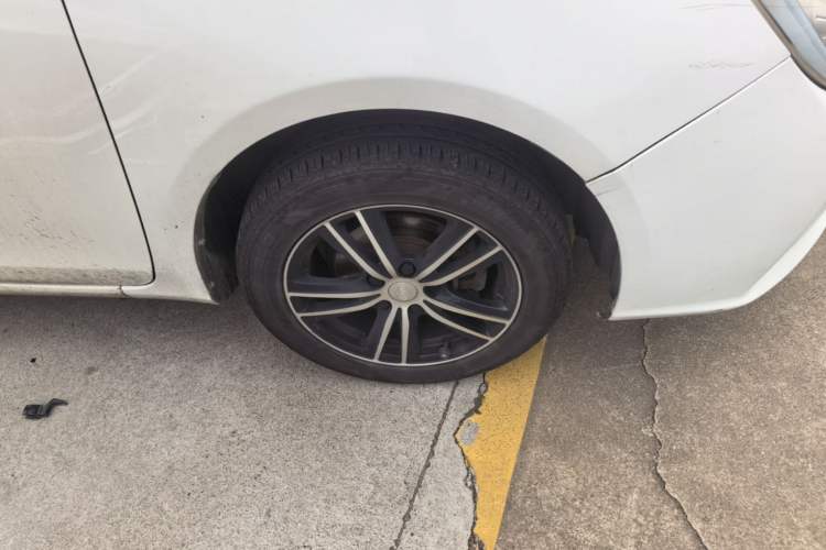 Used BYD Surui 2015 Revised Version 1.5L Manual Luxury Edition Right Front Wheel Hub