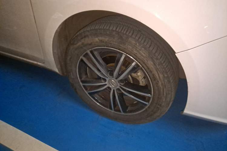 Used BYD Surui 2015 Revised 1.5L Manual Flagship Version Right Front Wheel Hub