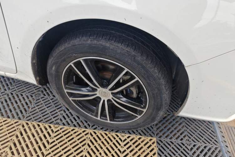 Used BYD Surui 2015 Revised Version 1.5L Automatic Luxury Edition Right Front Wheel Hub