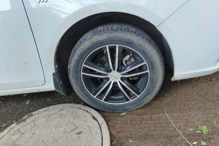 Used BYD Surui 2015 Revised Version 1.5L Manual Luxury Edition Right Front Wheel Hub