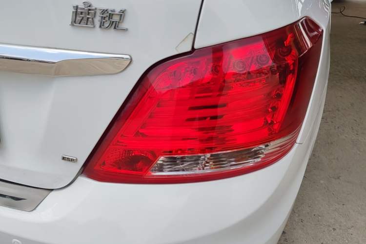 Used BYD Surui 2015 Revised Version 1.5L Manual Luxury Edition Right Rear Taillight