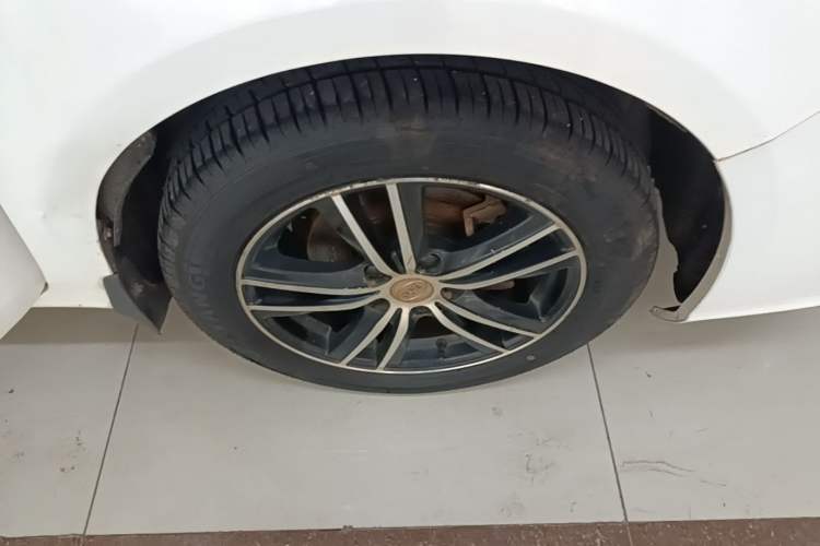Used BYD Surui 2015 1.5L Automatic Luxury Model Right Rear Wheel Hub