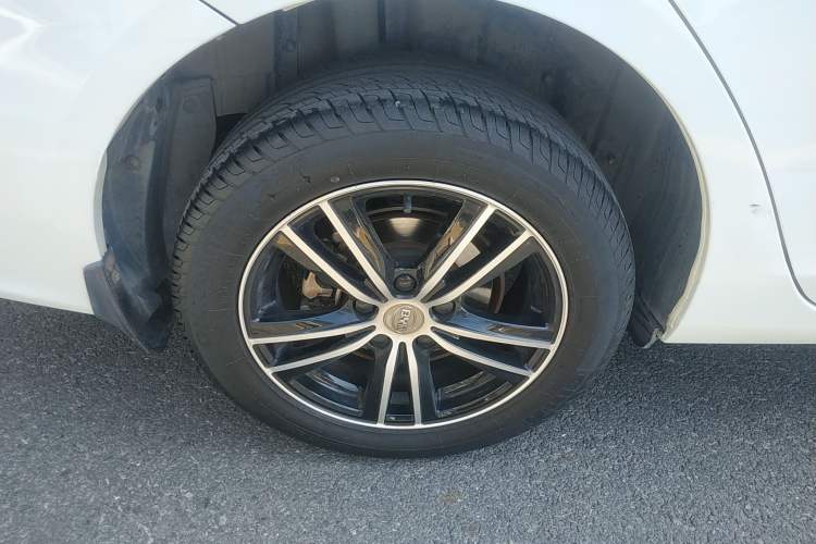 Used BYD Surui 2015 1.5L Automatic Luxury Model Right Rear Wheel Hub