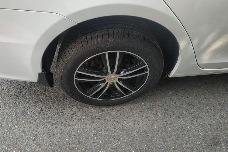 Used BYD Surui 2015 Revised Version 1.5L Manual Luxury Edition Right Rear Wheel Hub