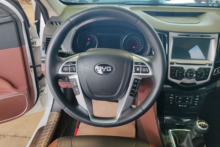 Used BYD Surui 2015 Revised Version 1.5L Manual Luxury Edition Steering Wheel