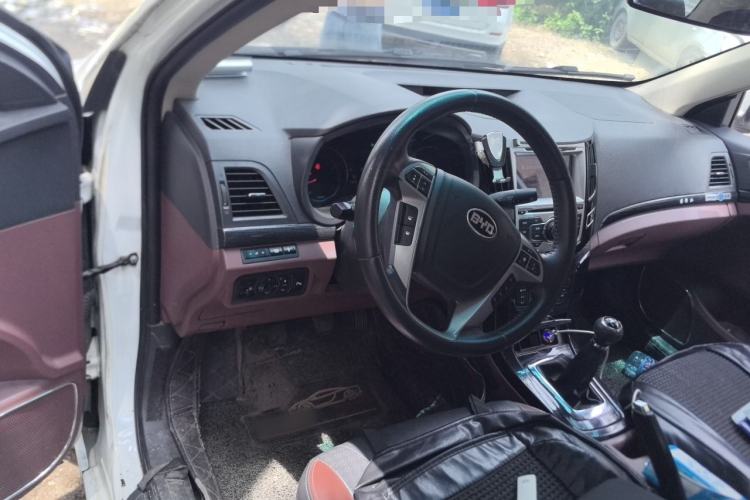 Used BYD Surui 2015 Revised Version 1.5L Manual Luxury Edition Steering Wheel