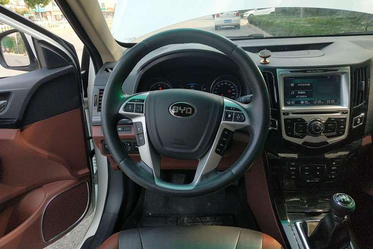 Used BYD Surui 2015 Revised Version 1.5L Manual Luxury Edition Steering Wheel