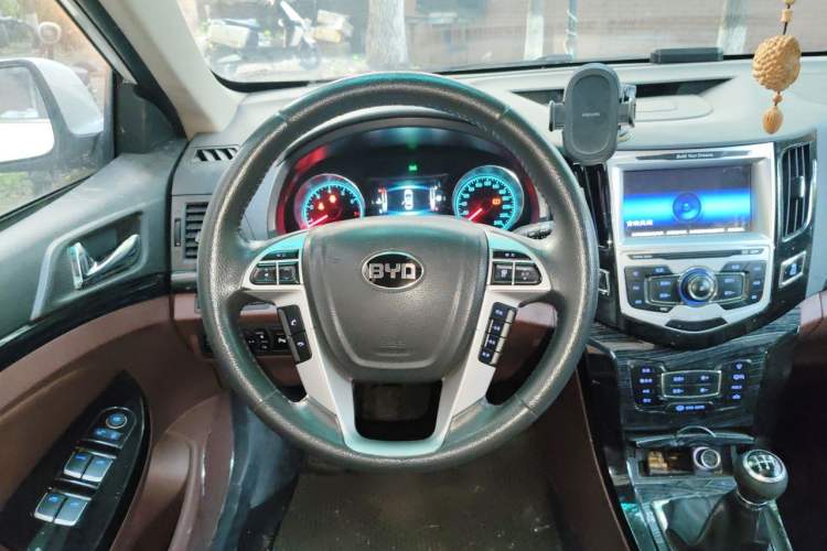 Used BYD Surui 2015 Revised Version 1.5L Manual Luxury Edition Steering Wheel