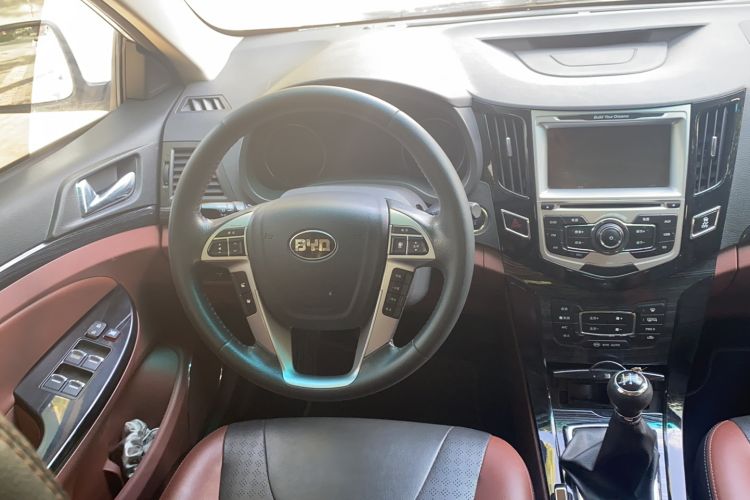 Used BYD Surui 2015 Revised Version 1.5L Manual Luxury Edition Steering Wheel