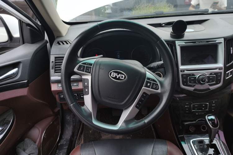 Used BYD Surui 2015 Revised Version 1.5L Automatic Luxury Edition Steering Wheel