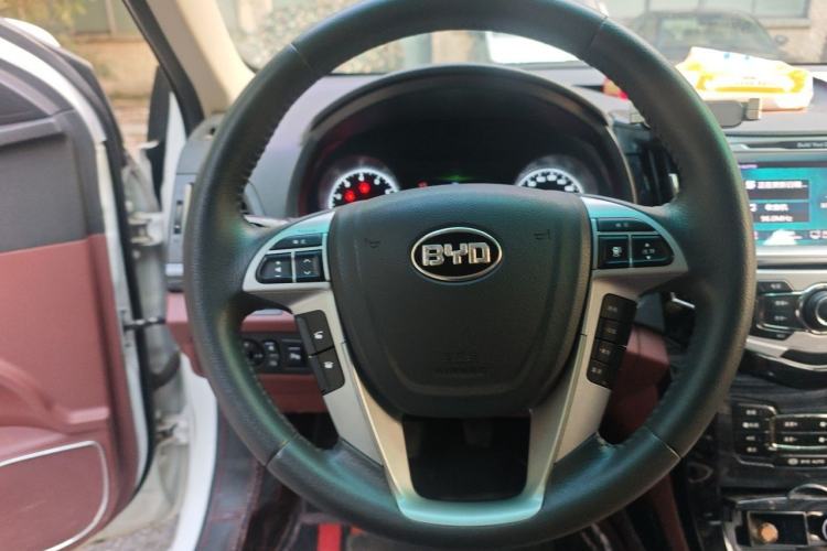 Used BYD Surui 2015 Revised Version 1.5L Manual Luxury Edition Steering Wheel