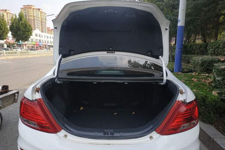 Used BYD Surui 2015 Revised Version 1.5L Manual Luxury Edition Trunk