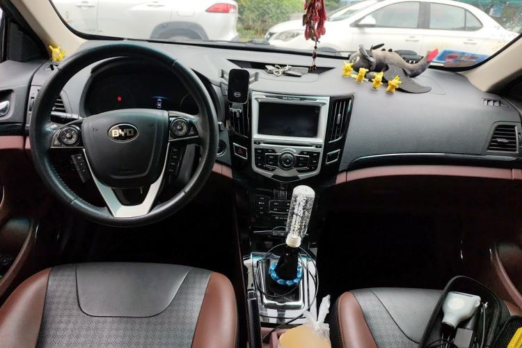 Used BYD Surui 2016 1.5L Manual Elite Edition Center Console