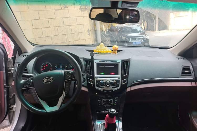 Used BYD Surui 2016 1.5L Manual Elite Edition Center Console