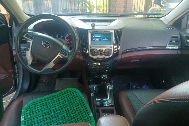 Used BYD Surui 2016 1.5L Manual Elite Edition Center Console