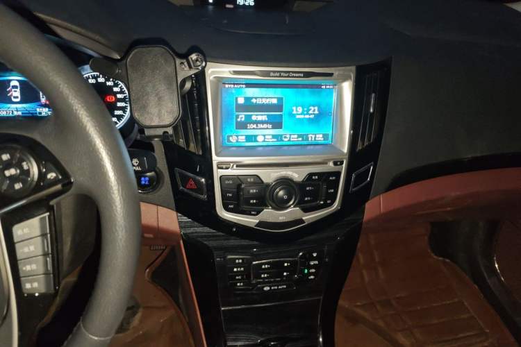 Used BYD Surui 2016 1.5L Manual Elite Edition Audio And AC Panel